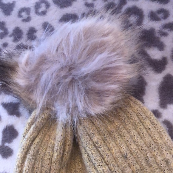 Virginia Wolf Sunray Beanie Gold Yellow Color Patch and Pom Pom One Size - Picture 3 of 8